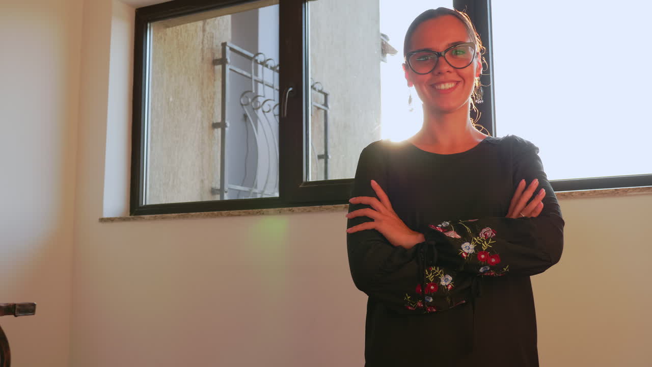 retrato de una mujer gerente de oficina mirando a la cámara