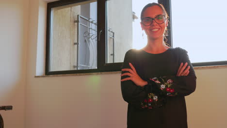retrato de una mujer gerente de oficina mirando a la cámara