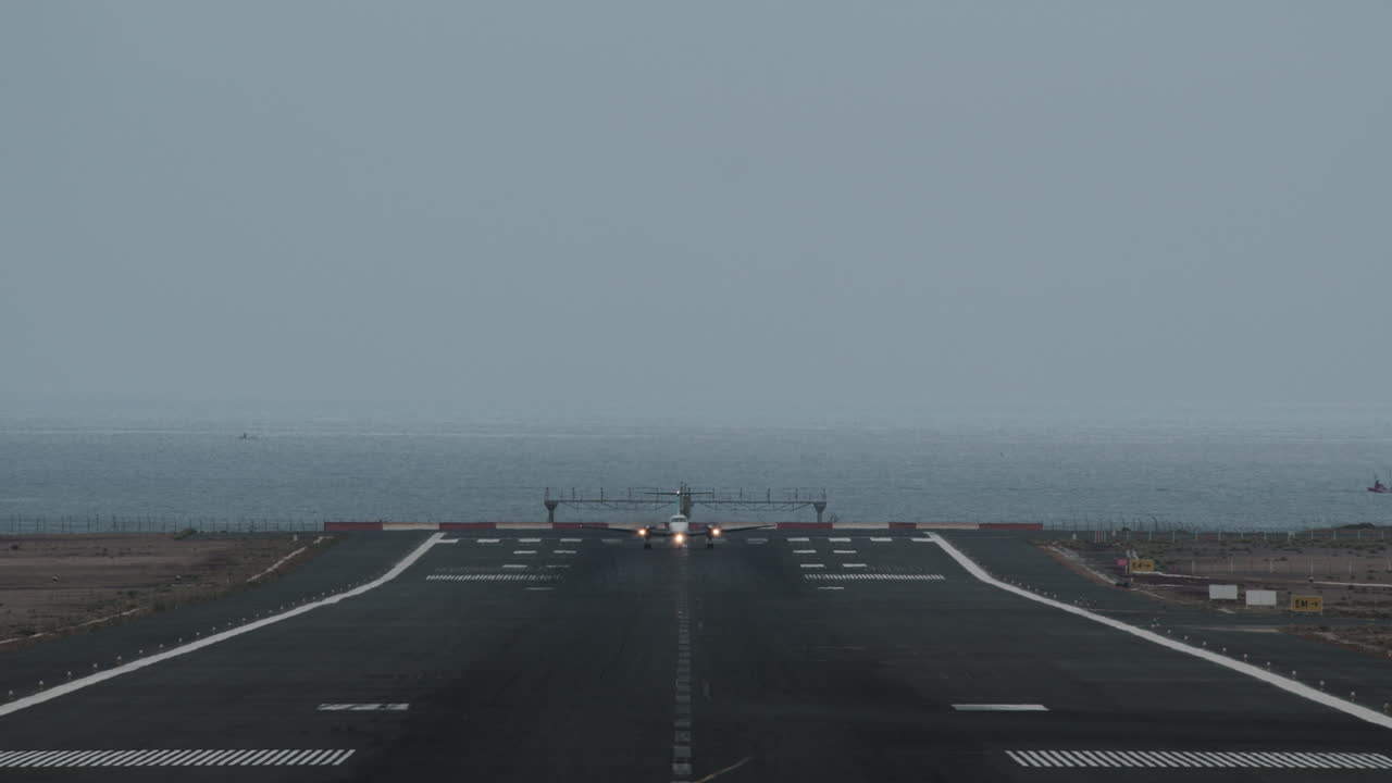 바다 근처 에 있는 공항 에서 이륙 하는 비행기