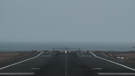avión despegando del aeropuerto junto al océano