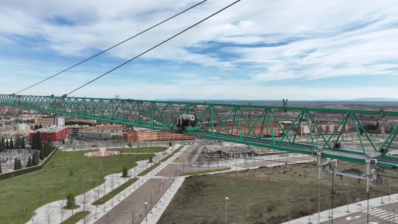 vista aérea de cerca del brazo de una grúa de construcción verde
