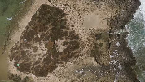 drone subiendo por encima de una isla full hd