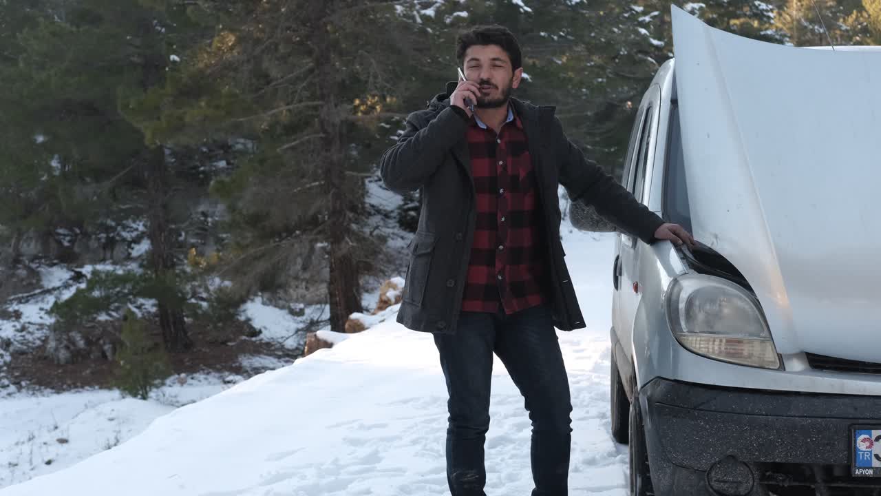 llame al servicio en el bosque nevado