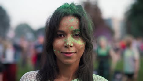 primer plano de una mujer multirracial mirando a la cámara en el festival de holi.