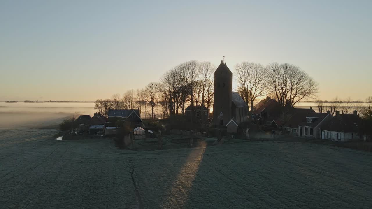 Sumuinen aamu kylän, kirkon ja niittyjen yllä, ilmakuva, Lytsewierrum, Friesland