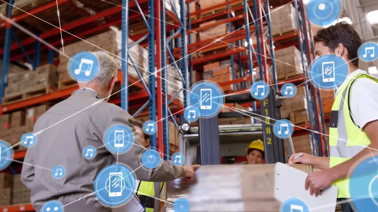animación de la red de iconos digitales sobre el supervisor caucásico guiando a los trabajadores en el almacén.