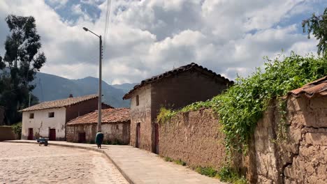 Imágenes-En-Cámara-Lenta-De-Un-Pequeño-Pueblo-Andino-En-Perú-Con-Arquitectura-Tradicional