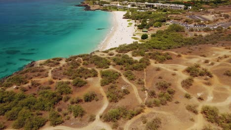 vuele sobre el área recreativa estatal de hapuna beach y el resort de playa en la isla grande de hawai