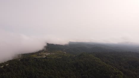 Lebhafte-Wolken-über-Der-Grünen-Landschaft-Der-Interstate-75-Und-Der-Rarity-Mountain-Road-In-Newcomb,-Tennessee,-USA-Während-Eines-Nebligen-Morgens