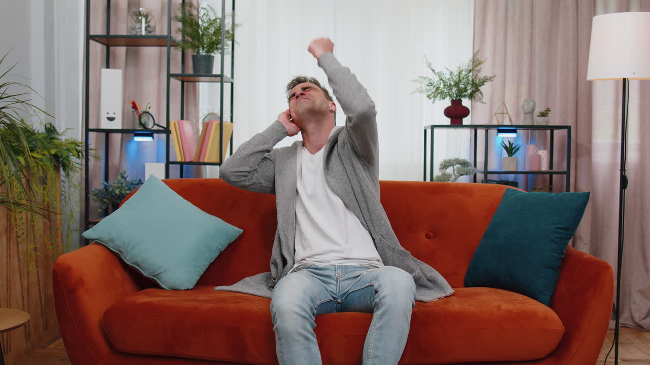 이웃에서 수리 작업 개념, 집에서 짜증 난 남자는 소음으로 짜증나는 손으로 귀를 습니다.