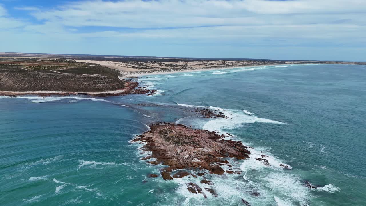 Ripresa aerea di promontorio costiero spettacolare e dell'oceano circostante a Salmon Hole, Daly Head, tracciamento orbitale sopra le onde che si infrangono con spuma bianca
