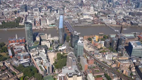 Vista-Aérea-De-South-Bank,-Londres,-Desde-Blackfriars-Y-El-Tate-Modern-Hasta-Los-Puentes-De-Southwark-Y-Londres-Y-Una-Vista-De-Las-Torres-De-La-Ciudad-De-Londres.