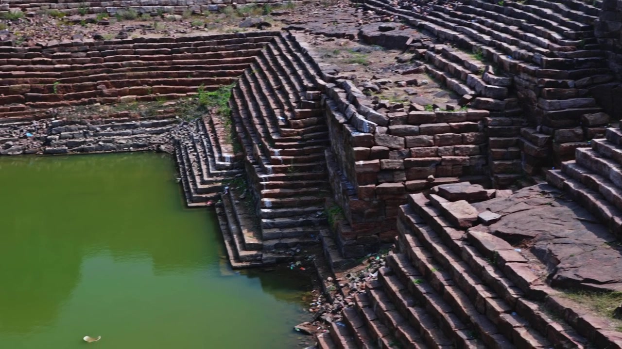 Primo piano di Kathula Koneru a Gandikota, Kadapa, Andhra Pradesh, India, panoramica, 4K, di giorno.