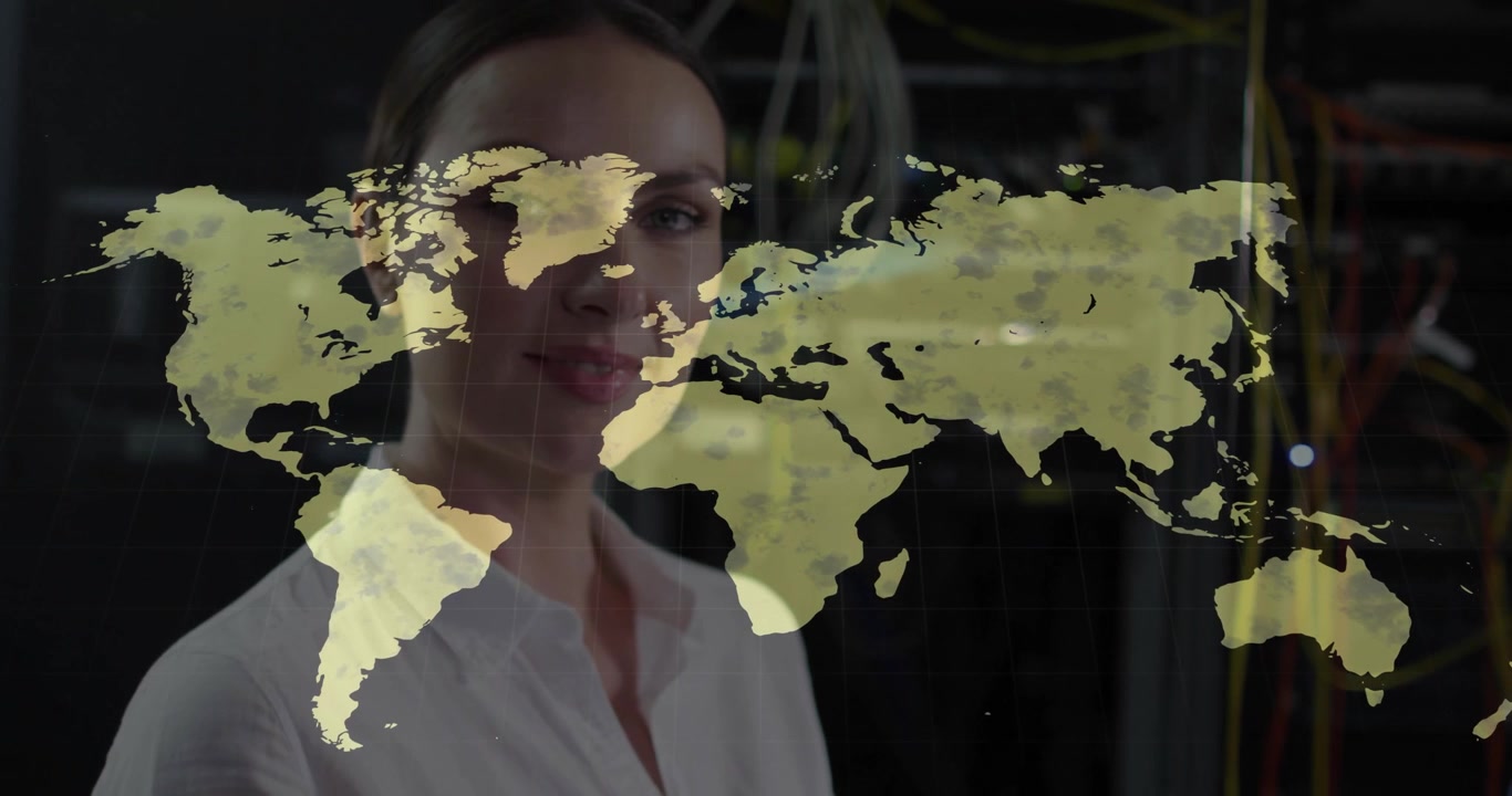 Especialista en TI profesional trabajando en una sala de servidores con una superposición de mapa mundial digital.