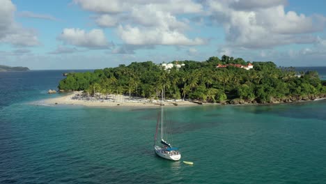 Menschen-An-Bord-Eines-Verankerten-Segelboots-Auf-Transparentem-Meerwasser-Von-Cayo-Levantado,-Samana