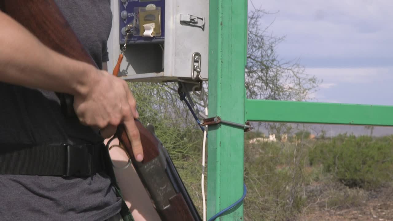 cámara lenta de cerca de cargar una escopeta