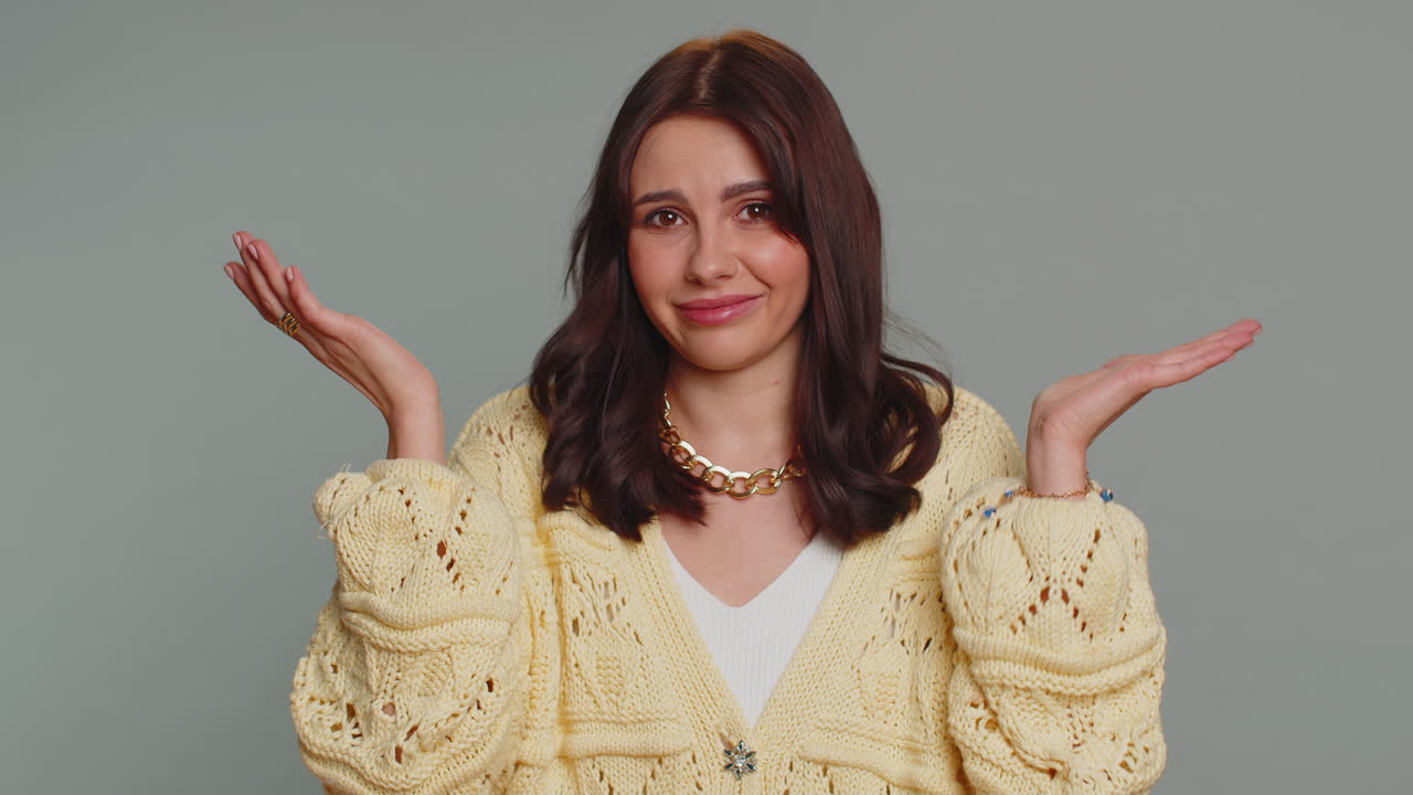 mujer apuntando a la cámara y mostrando un gesto estúpido culpando a algún idiota por un plan loco, intimidación