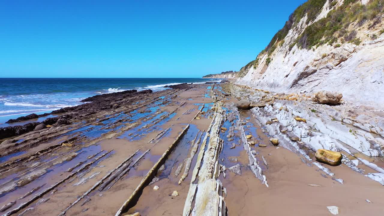 가비오타 해변 근처 산타바바라 카운티 캘리포니아 해안선의 아름다운 낮은 공중