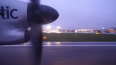 avión en la pista de aterrizaje por la noche