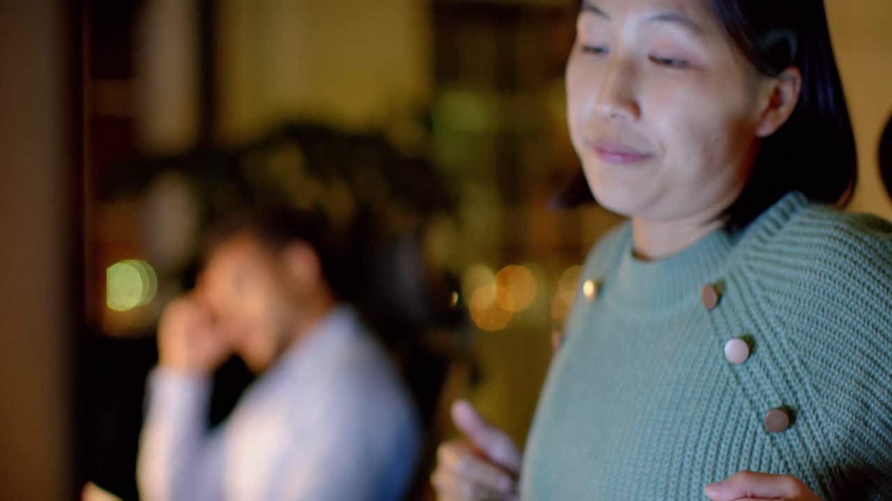 피곤한 아시아 여성 사업가와 동료가 사무실에서 밤에 컴퓨터를 느린 속도로 사용합니다.