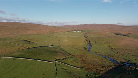 Erstellung-Einer-Drohnenaufnahme-Der-Yorkshire-Dales-Landschaft-Mit-Bach-Und-Feldern