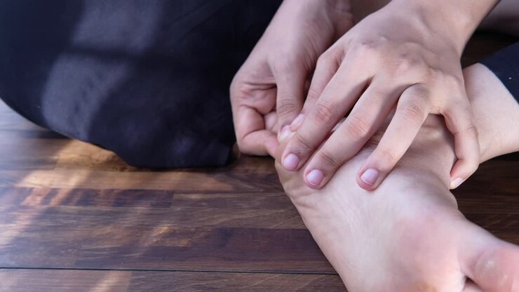 person mit fuß- oder knöchelschmerzen