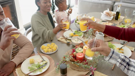 Feliz-Familia-Afroamericana-Multigeneracional-Haciendo-Un-Brindis-En-La-Cena-De-Acción-De-Gracias,-Cámara-Lenta