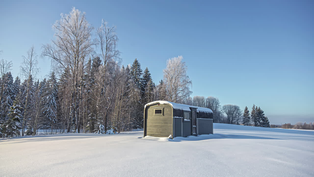 Tranquillo paesaggio invernale innevato in timelapse con alba e tramonto, e sauna