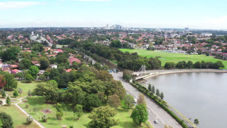 Disparo-Aéreo-De-Un-Dron-Volando-Hacia-Atrás-Cerca-De-La-Autopista-A4-En-Sydney,-Australia