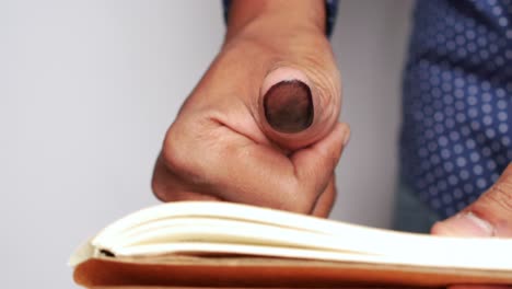 persona con un cuaderno abierto