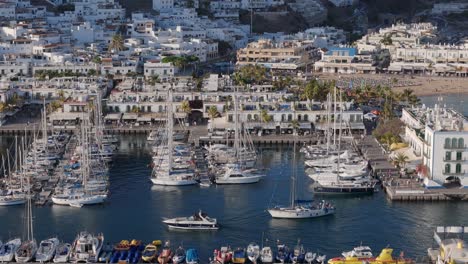 Der-Hafen,-In-Dem-Hunderte-Von-Schiffen-In-Puerto-De-Mogán,-Lomo-Quiebre,-Provinz-Las-Palmas,-Spanien-Anlegen