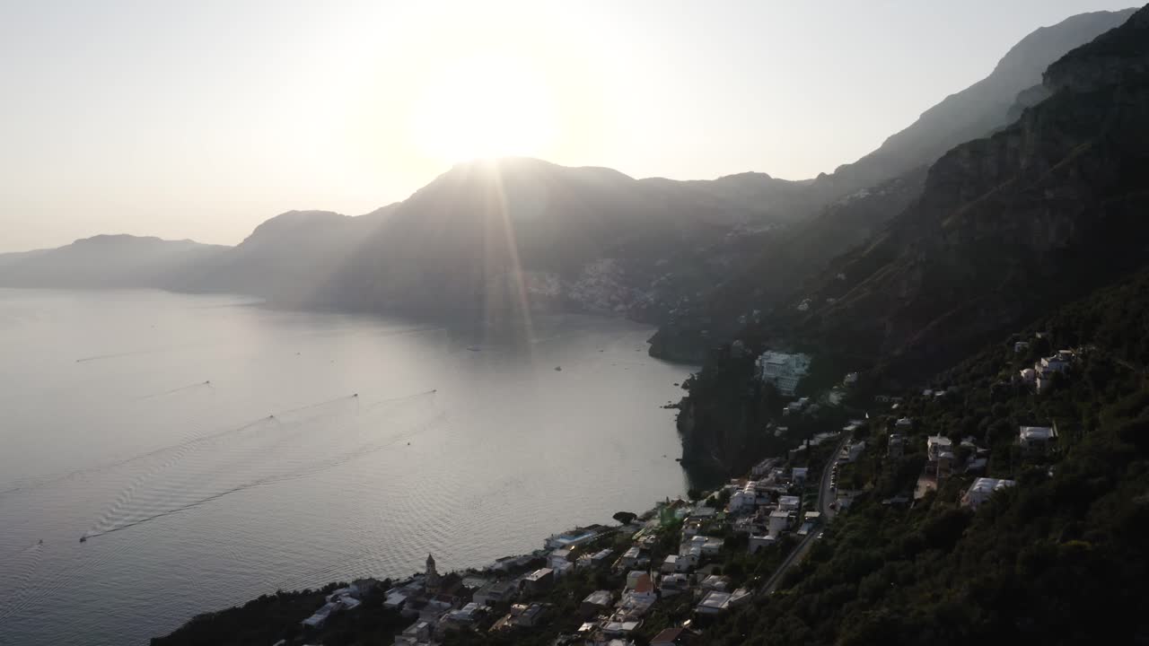 이탈리아의 티레네 해 위에서 촬영된 넓은 드론