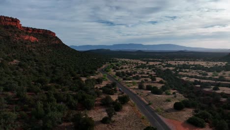 Sedona,-Arizona,-Montañas-De-Roca-Roja-Y-Autopista-Al-Atardecer---Toma-Aérea-De-Drones