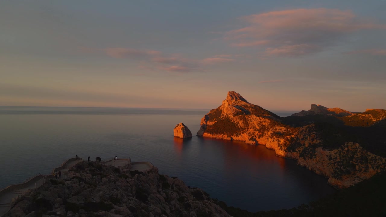 Punto panoramico di Cap Formentor, Isola di Es Colomer, Maiorca, Spagna al tramonto nell'ora d'oro. Bellezza naturale scenografica, montagne cinematografiche, formazione rocciosa e paesaggio costiero. Epico documentario aereo con drone in 4K