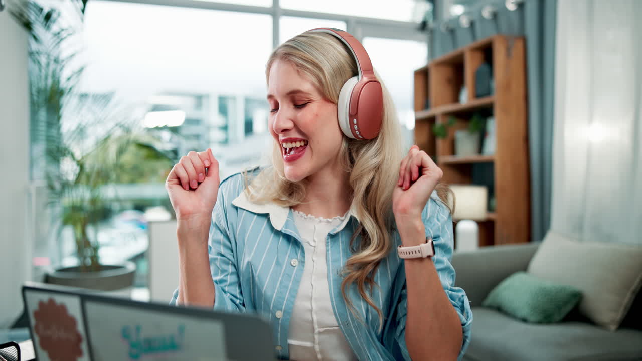 헤드폰으로 음악을 듣는 여자