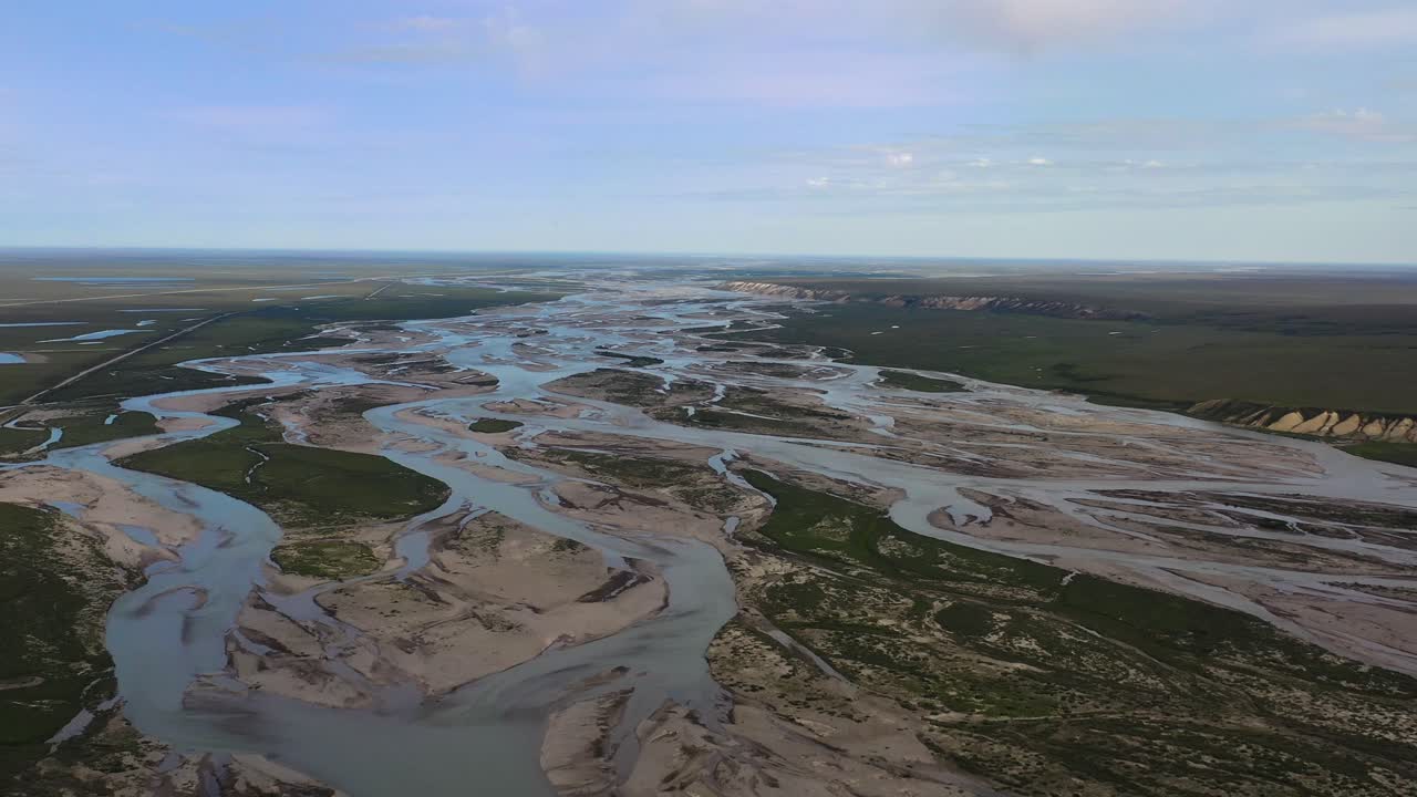 paisaje aéreo de terrenos naturales de alaska con ríos de agua helada derretida en verano