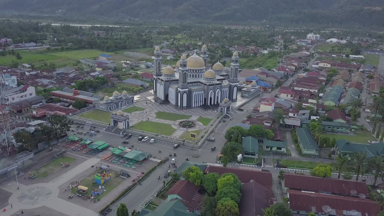 vista aérea de una mezquita con gran arquitectura ubicada en el sureste de la regencia de aceh