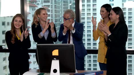 la gente de negocios feliz celebra la victoria del éxito