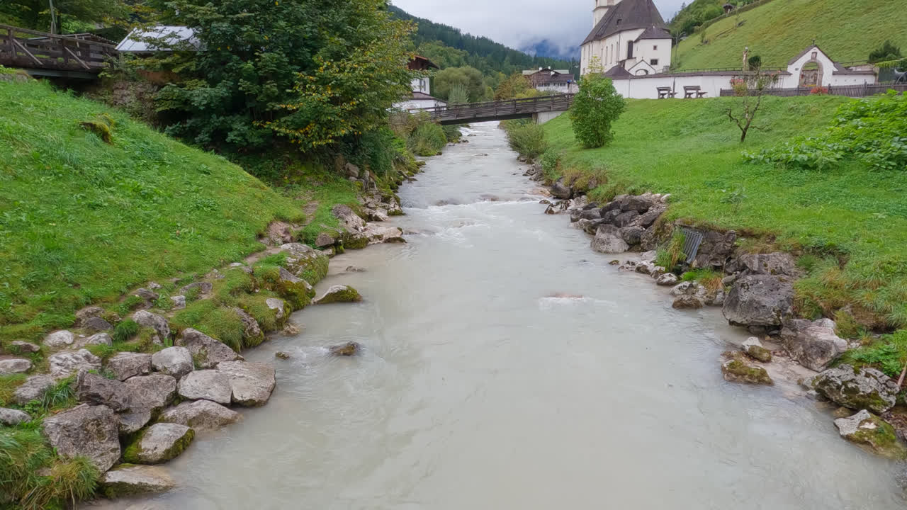 Nghiêng camera lên để lộ Nhà thờ St Sebastian Ramsau Kirche, Berchtesgaden, Đức.