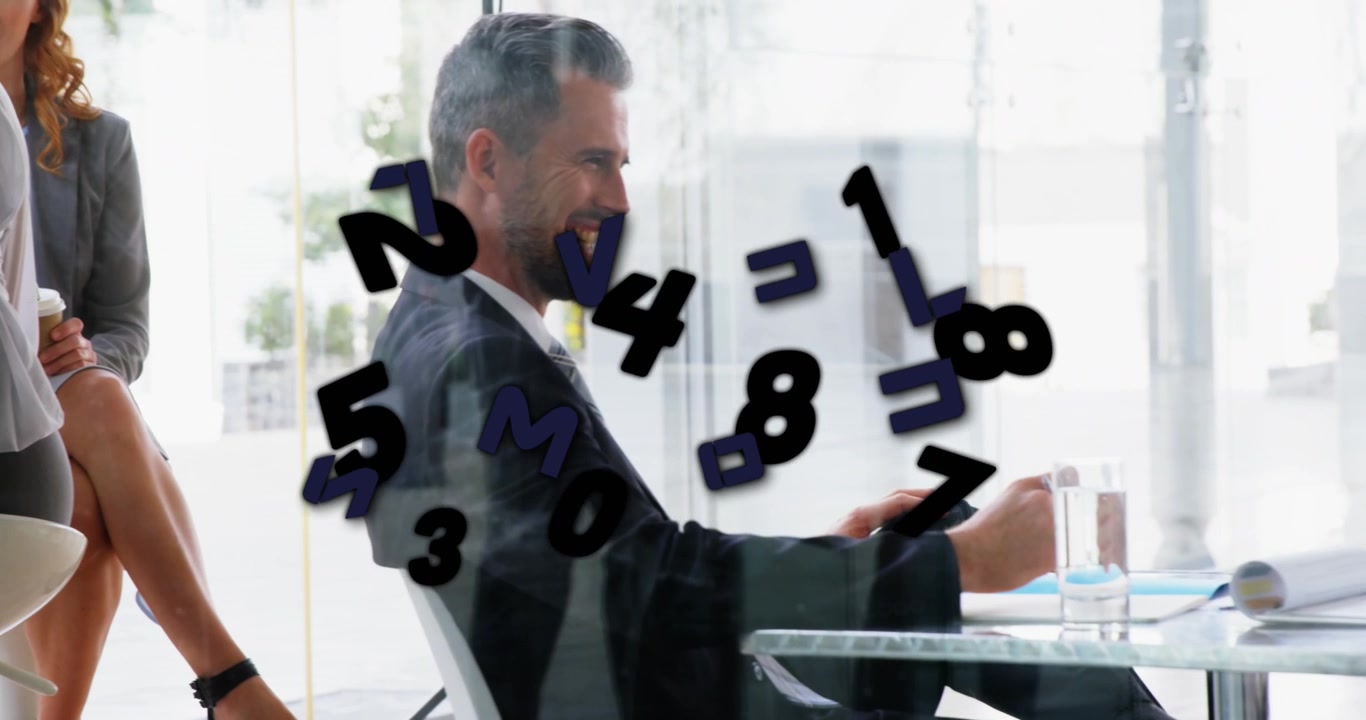 Animazione di numeri in elaborazione su un uomo d'affari caucasico in ufficio