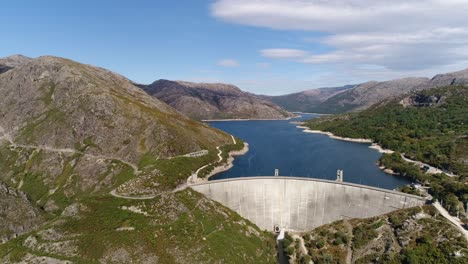 imágenes aéreas de una presa de la estación eléctrica