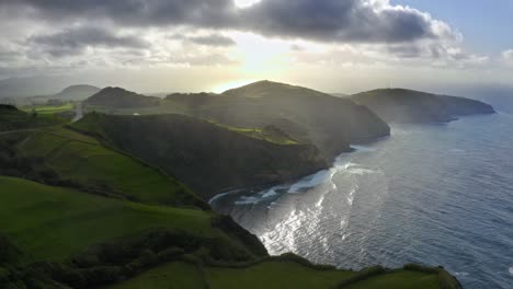 暴風雨後在草地沿岸懸崖上破裂的雲, 阿佐爾群島, 空中