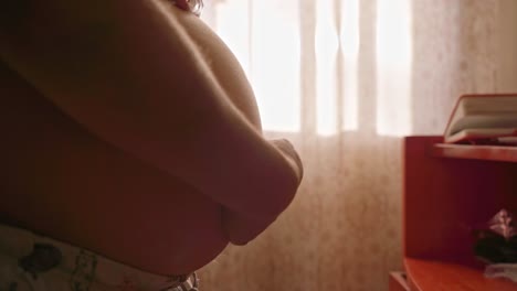 Mujer-Embarazada-Acariciando-Su-Vientre-Justo-En-La-Piel