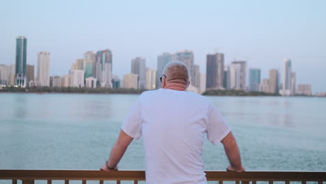 Hombre-Mayor-Mirando-La-Bahía-De-Pie-En-La-Vista-Trasera-Frente-Al-Mar