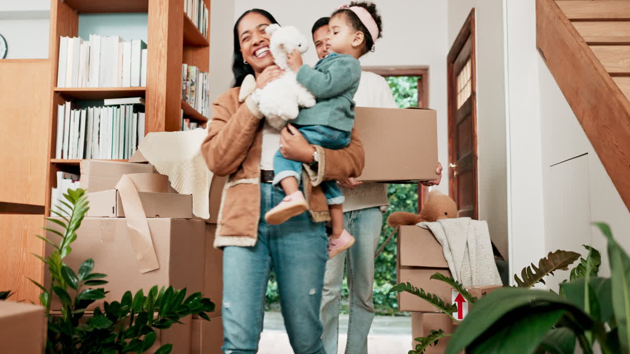 mudándose, feliz y en una nueva casa con la familia al frente