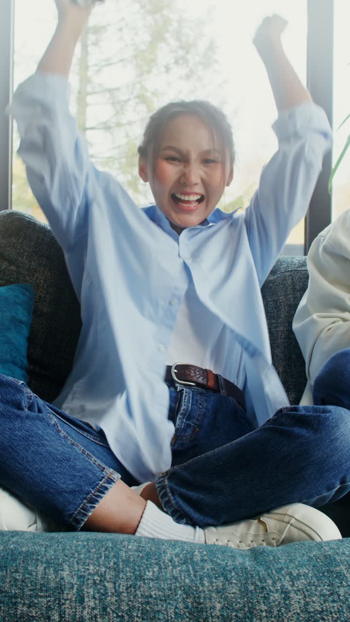 사람들이 소파에서 비디오 게임을 하고 있습니다.