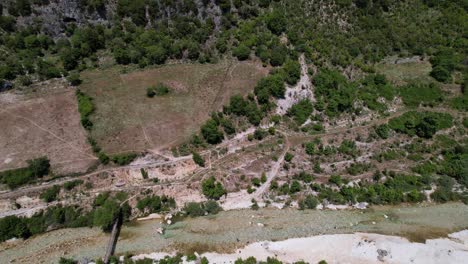 Gebirgsfluss,-Der-Durch-Das-Tal-In-Einem-Abgelegenen-Gebiet-In-Albanien-Fließt