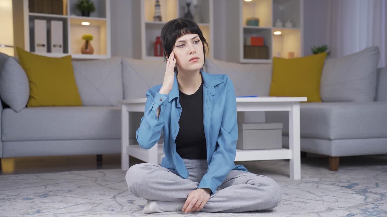 행복한 기억을 떠올리는 젊은 여성.