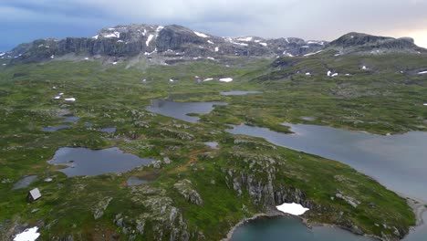 Paisaje-Natural-En-Noruega-Durante-El-Crepúsculo---Lago-Stavatn-Y-Picos-De-Montañas-Cubiertas-De-Nieve---Vestland,-Vestfold-Og-Telemark---Antena