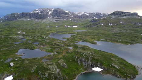 paisaje natural en noruega durante el crepúsculo - lago stavatn y montañas cubiertas de nieve picos - vestland, vestfold og telemark - aérea